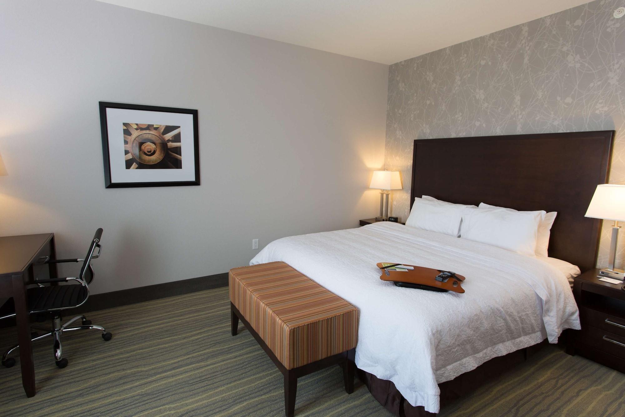 Hampton Inn By Hilton Ллойдминстер Экстерьер фото